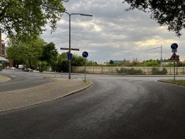 Blick von der Otto-Petersen-Straße in Richtung Norden auf die T-Kreuzung mit der Eduard-Schloemann-Straße und der angrenzenden Kleingartenanlage