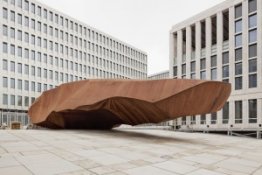 Stahlskulptur von Stefan Sous vor der BND-Zentrale in Berlin