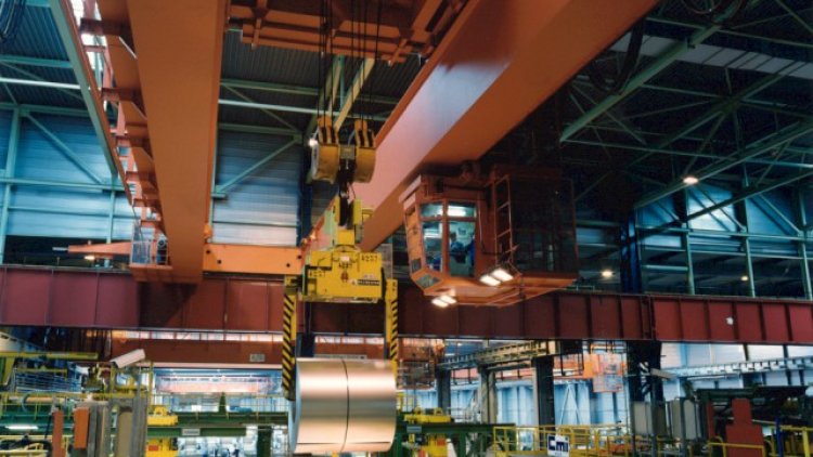 Mit einem Coil Kran werden Blechrollen innerhalb des Werkes transportiert.